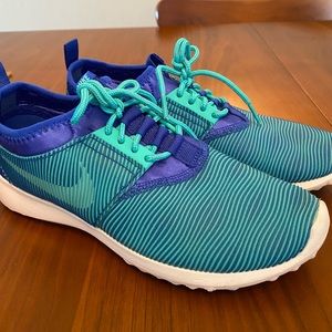 Nike women sneakers size 7. Great condition Color is more like a turquoise